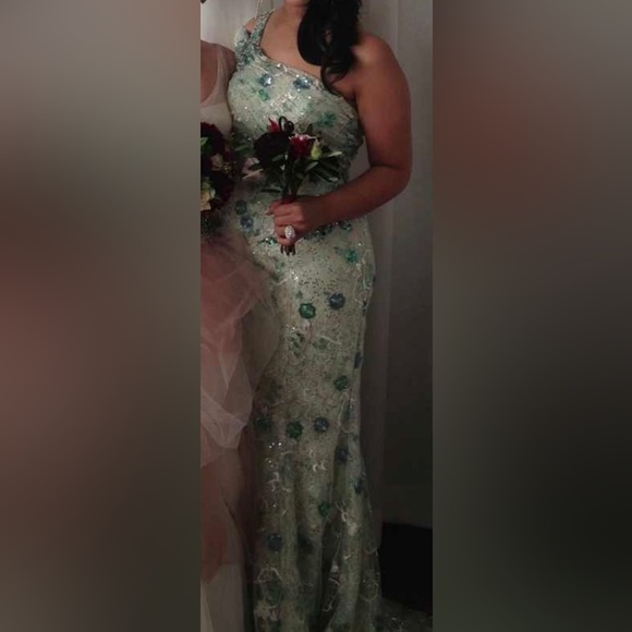 Beautiful formal dress. Worn once to wedding, great for prom, sweet 16 etc - Picture 2 of 4